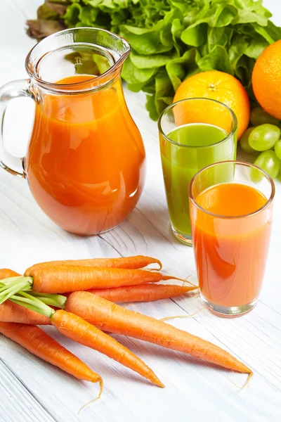 Morotsjuice med frukt och grönsaker — Stockfoto