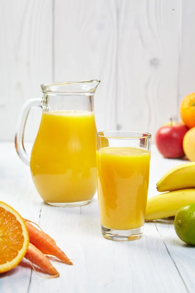 Sumo de laranja fresco com frutas e legumes — Fotografia de Stock