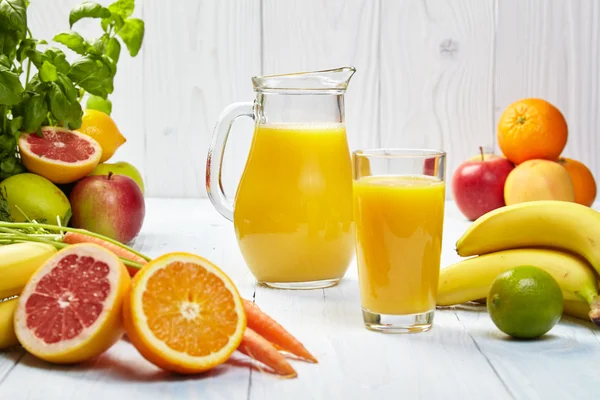 Sumo de laranja fresco com frutas e legumes — Fotografia de Stock