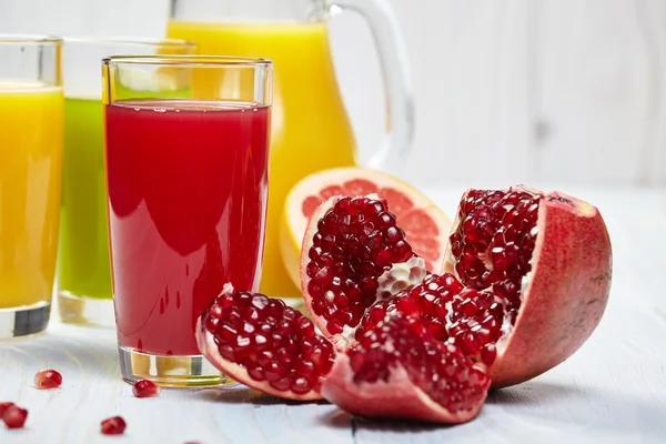 Vasos con zumos de frutas frescas — Foto de Stock