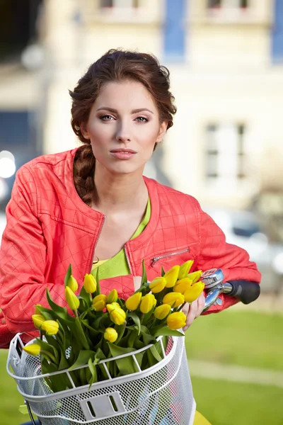 Foto de estilo de moda de una mujer de primavera —  Fotos de Stock