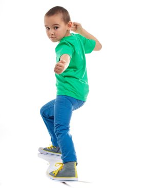 Beyaz arka plan üzerinde izole serin saç kesimi ile genç gülümseyen çocuk