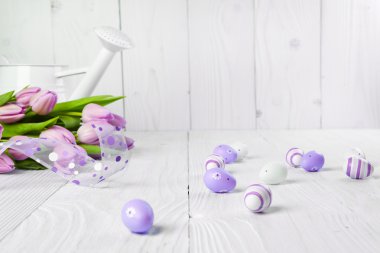 Pembe Laleler ve Paskalya yumurtaları