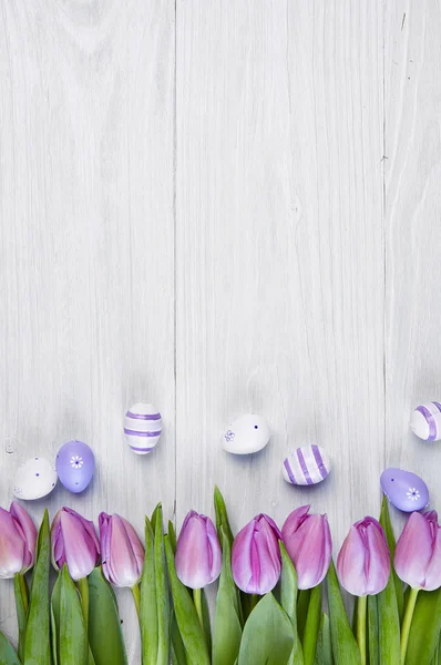 Roze tulpen over armoedige witte houten tafel — Stockfoto