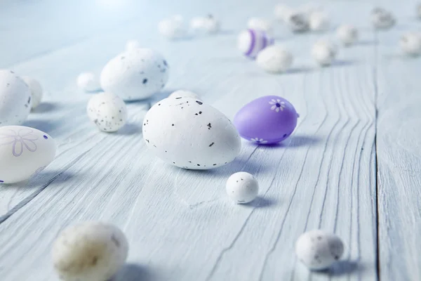 Ovos de Páscoa na mesa de madeira — Fotografia de Stock