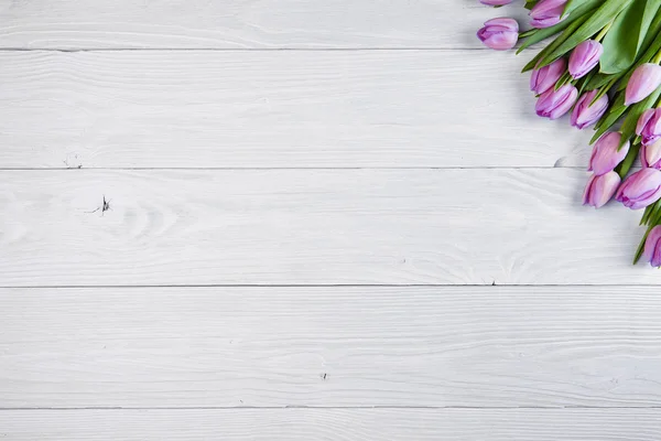 Roze tulpen over houten tafel — Stockfoto