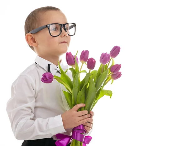 Kleine jongen geven tulpen — Stockfoto