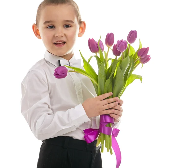 Kleine jongen geven tulpen — Stockfoto