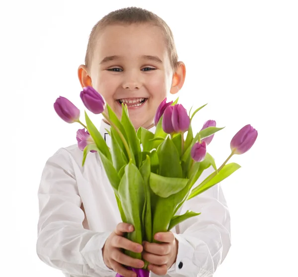 Kleine jongen geven tulpen — Stockfoto