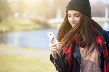 Cep telefonundan açık konuşmak kız