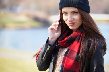 Cep telefonundan açık konuşmak kız