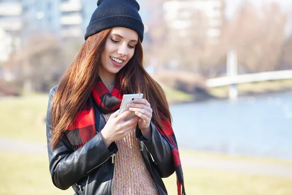 Mädchen spricht auf einem Handy im Freien — Stockfoto