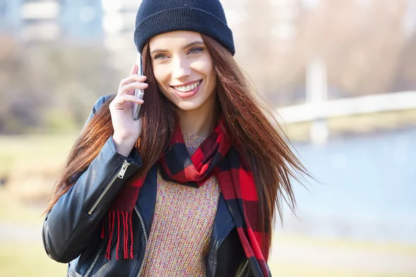 Menina falando em um telefone celular ao ar livre — Fotografia de Stock