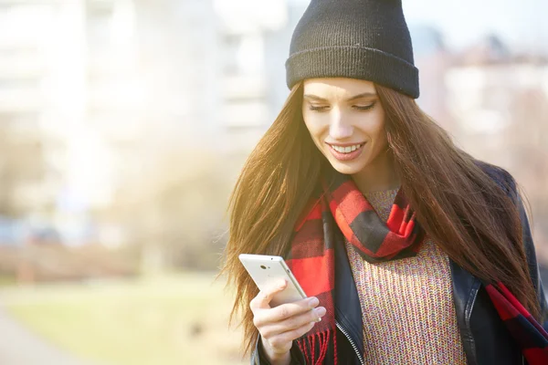 Woman talking on cell phone — Stock Photo, Image