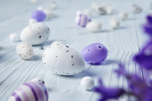 Huevos de Pascua en mesa de madera — Foto de Stock