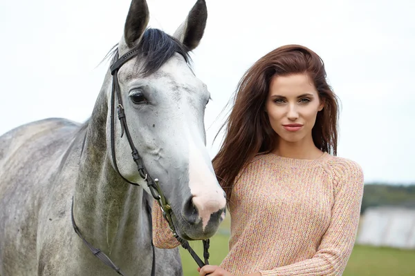 Mujer cerca de hermoso caballo — Foto de Stock