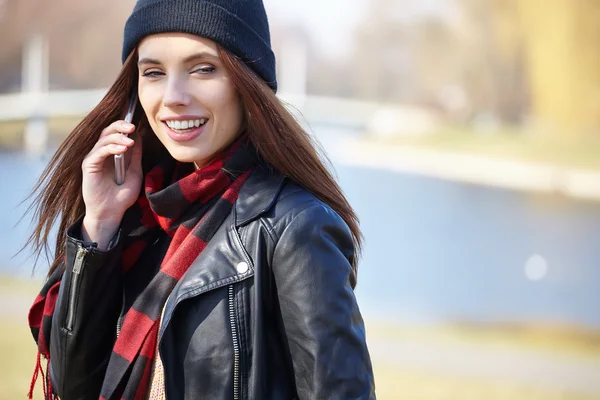 Menina usando um boné falando em um telefone celular — Fotografia de Stock