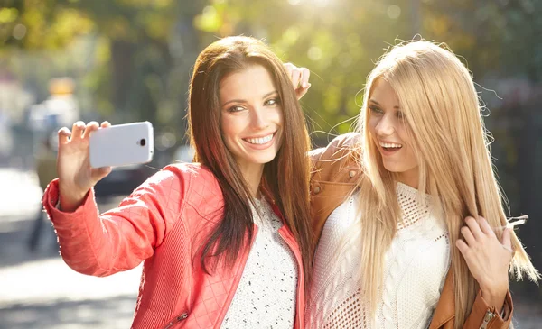 Dos mujeres jóvenes haciendo selfie — Foto de Stock