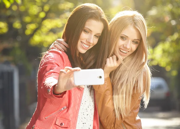 Dvě mladé ženy, kteří se selfie — Stock fotografie