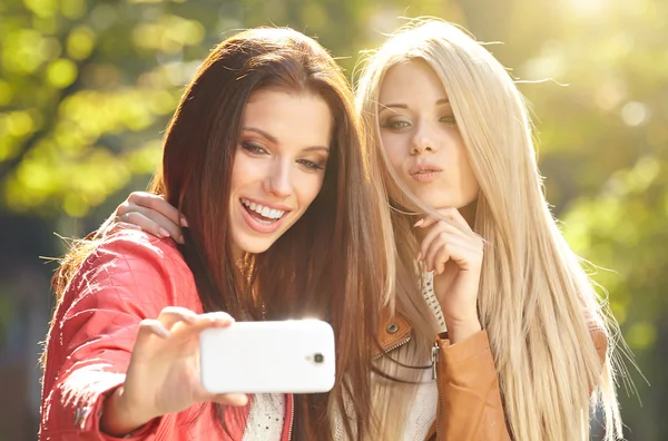İki genç kadın selfie yapma — Stok fotoğraf