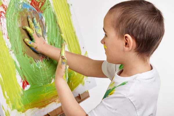 Küçük çocuk bir resmi boyar — Stok fotoğraf