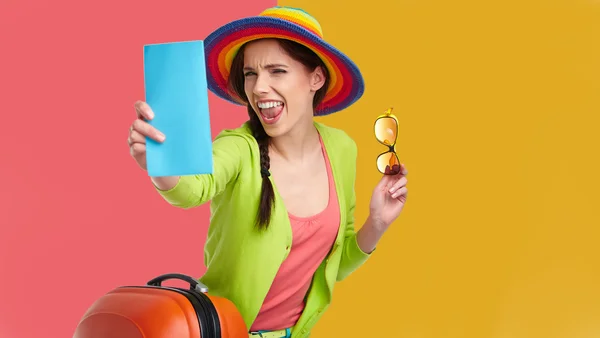 Tourist with travel suitcase and boarding pass — Stock Photo, Image