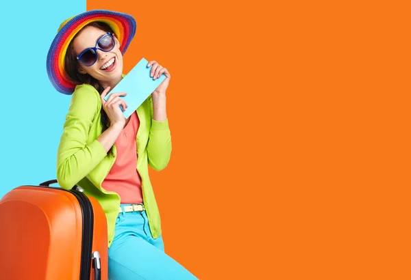 Tourist with travel suitcase and boarding pass — Stock Photo, Image