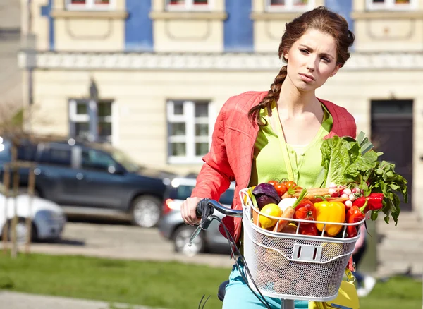 Vrouw met fiets en boodschappen — Stockfoto