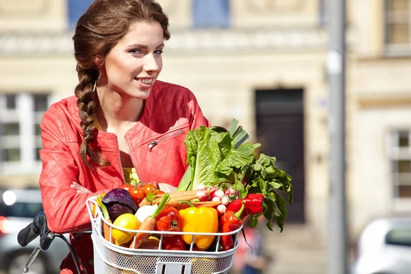 Frau mit Fahrrad und Lebensmitteln — Stockfoto