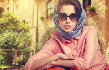 Bir bavul seyahat İtalyan şehir adlı kadınla