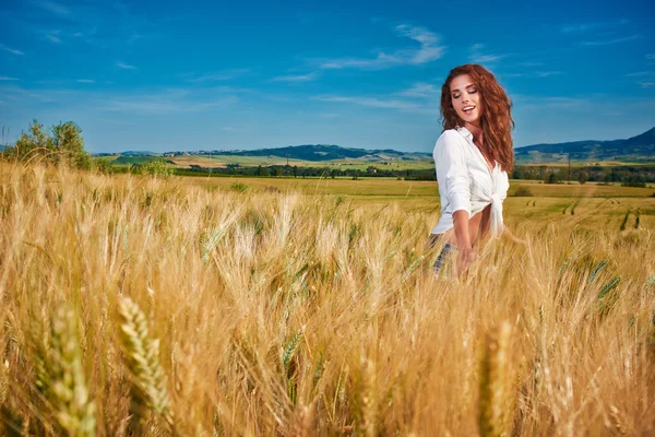 Mujer en campo de cereal dorado —  Fotos de Stock