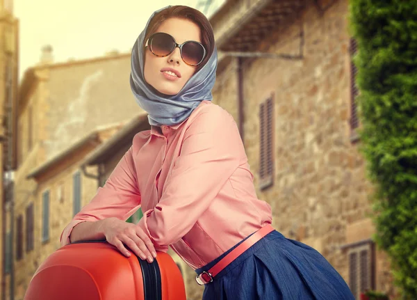 Kvinna med en resväska resa på italienska staden — Stockfoto