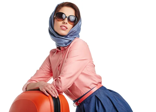 Mulher elegante com uma mala de viagem — Fotografia de Stock