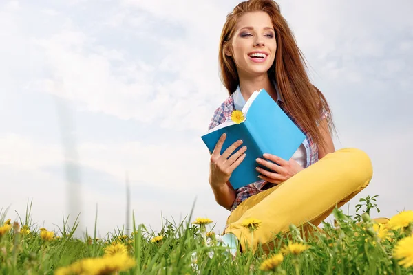 Kadın yeşil alanı ve kitap okumak — Stok fotoğraf