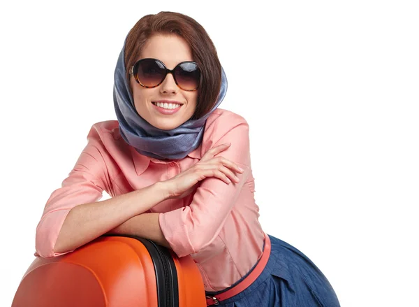 Frau mit Koffer unterwegs — Stockfoto