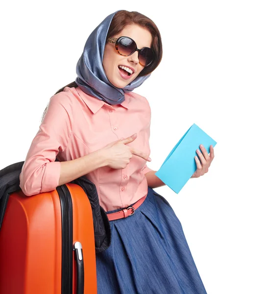 Kadın bir bavul seyahat ile — Stok fotoğraf