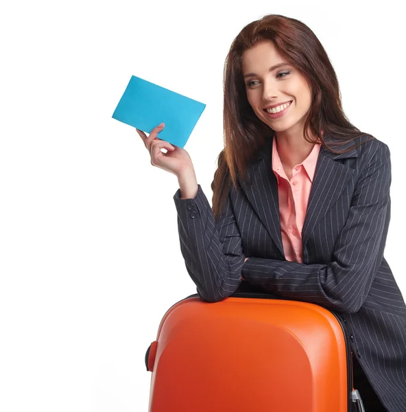 Mujer de negocios con una maleta y un boleto — Foto de Stock