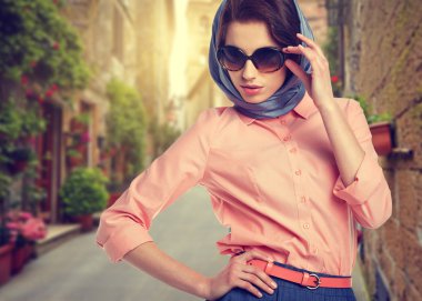 Zarif kadın bavulla seyahat İtalyan şehir sokakta