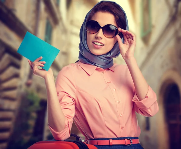 Elegante mujer con una maleta de viaje y billete en la calle de ita — Foto de Stock