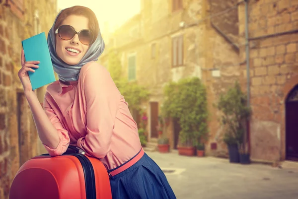 Donna elegante con un viaggio valigia e biglietto sulla strada di ita — Foto Stock