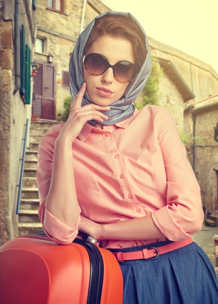 Elegant woman with a suitcase travel on street of italian city — Stock Photo, Image