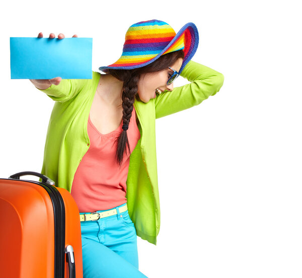 портрет туристки с чемоданом для путешествий и посадочными талонами
