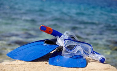 Maske ve palet bir rock Beach