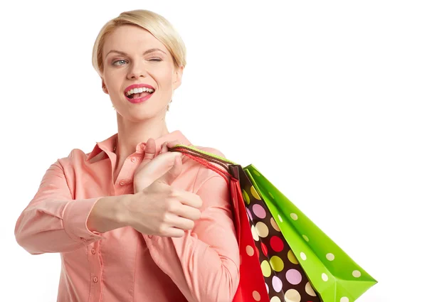Женщина держит сумки для покупок и показывает хорошо — стоковое фото
