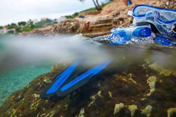 Mask and flippers on the beach — Stock Photo, Image