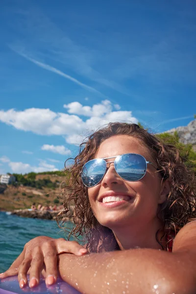 Meisje rust aan matras op tropische water — Stockfoto