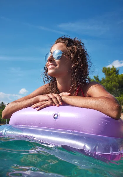 Mulher que relaxa no colchão inflável — Fotografia de Stock