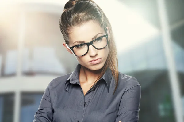 Femme d'affaires avec des lunettes à côté du bureau — Photo