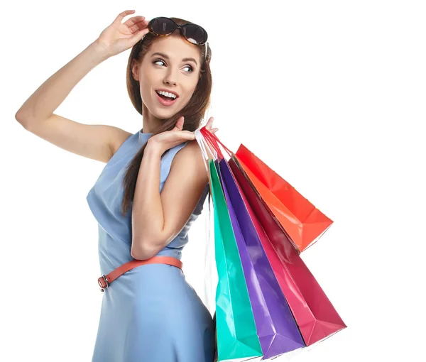 Belle femme avec des sacs à provisions — Photo