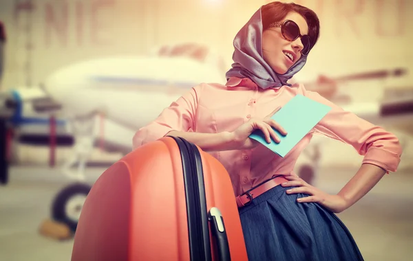 Vrouw op de luchthaven op het vliegtuig — Stockfoto